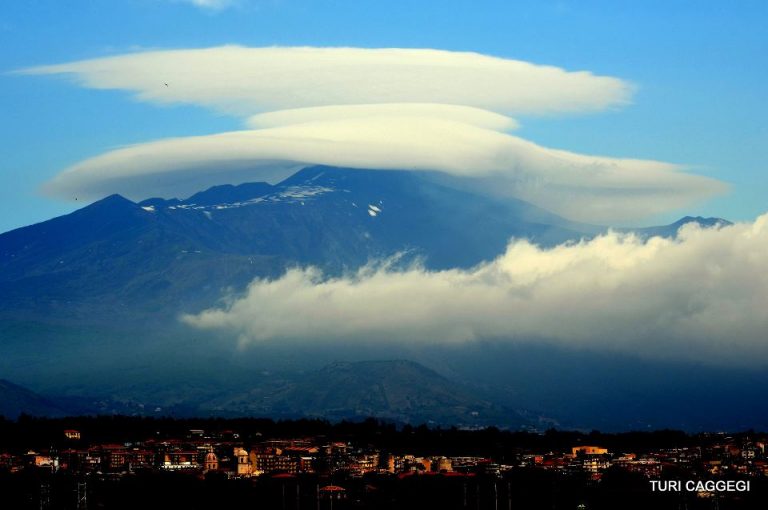 Affascinanti Nubi Lenticolari Coprono La Cima Dell Etna Si Tratta Del