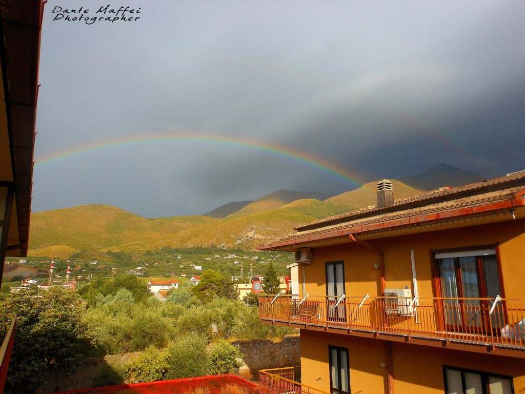 Il maltempo e uno spettacolare arcobaleno a Formia; le foto di un