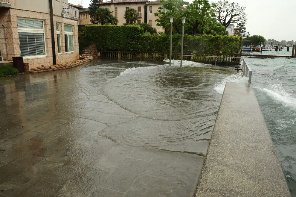 Maltempo Le Incredibili Foto Dell Esondazione Del Lago Di Garda A