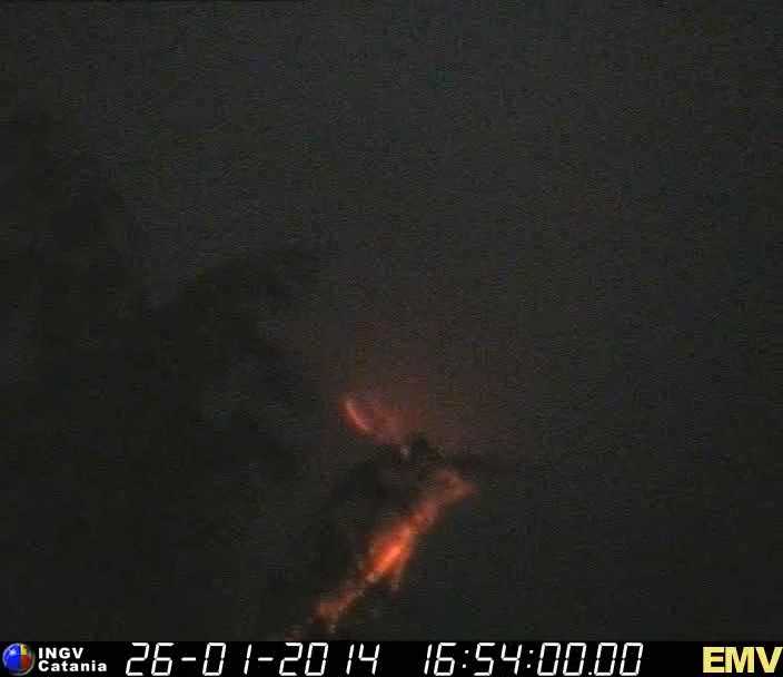 Etna L Eruzione Continua Con Boati Esplosioni E Una Spettacolare