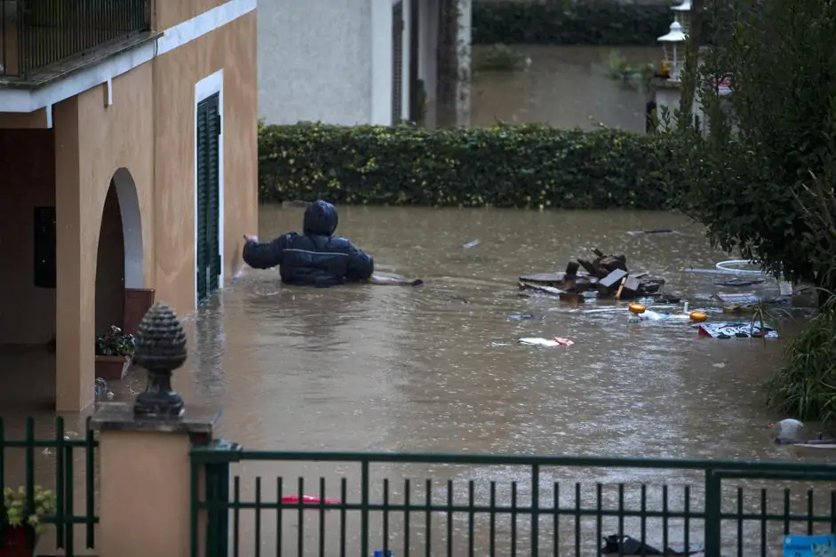 Alluvione lampo a Roma città sott acqua le drammatiche immagini del