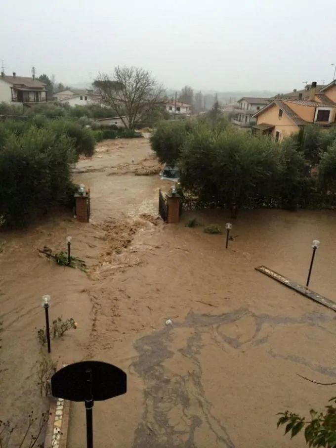 Alluvione Lampo A Roma Citt Sott Acqua Le Drammatiche Immagini Del