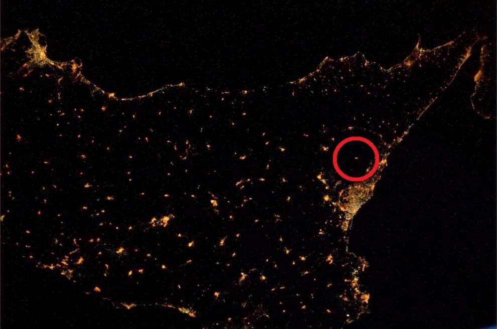 Le Straordinarie Foto Di Sud E Sicilia Dallo Spazio By Night Con L Etna In Eruzione