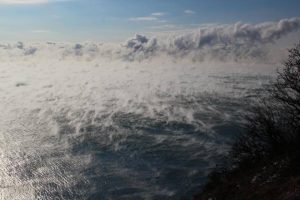 L'affascinante fenomeno del "sea smoke" fotografato sopra le acque del mar Nero