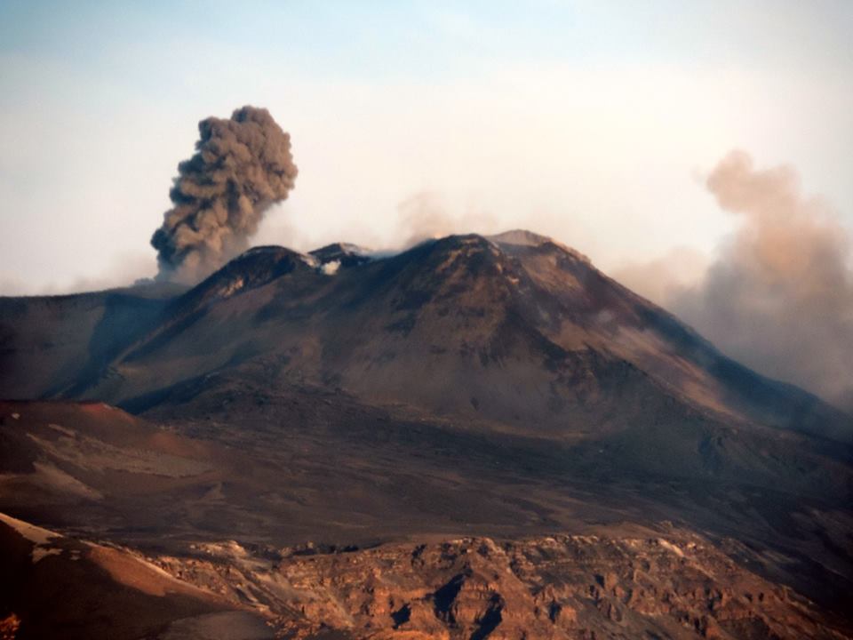 L Etna Continua A Dare Spettacolo Cenere E Lava Sciolgono La Neve Foto