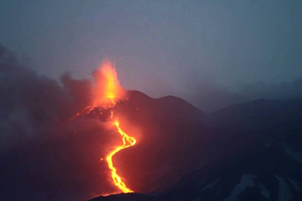 Etna eruzione sempre più forte boati tremori ed esplosioni continue