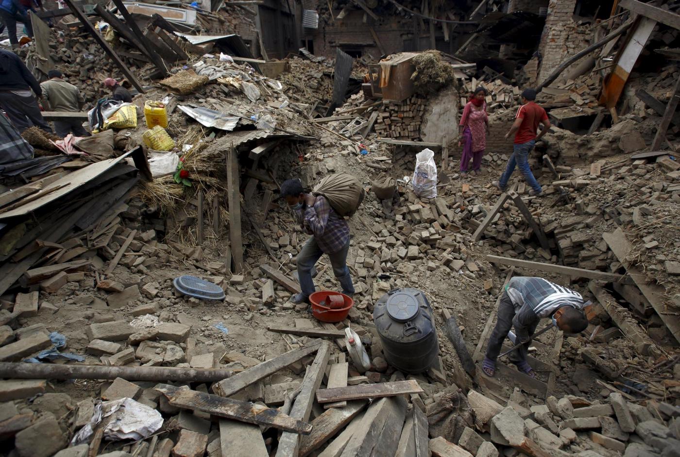 Terremoto In Nepal Estratto Vivo Un Uomo Di Oltre Anni Dopo