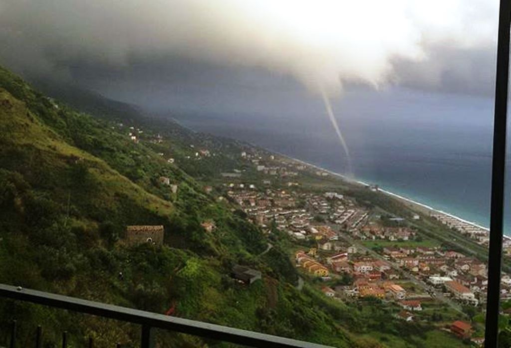 Maltempo Violenti Temporali Al Sud Piogge Alluvionali Tra Lamezia