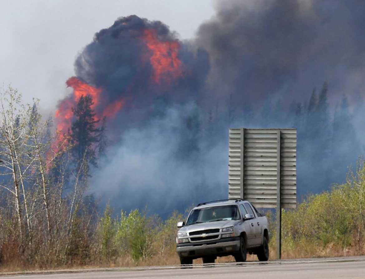 Canada, incendio Alberta oggi attese temperature più basse