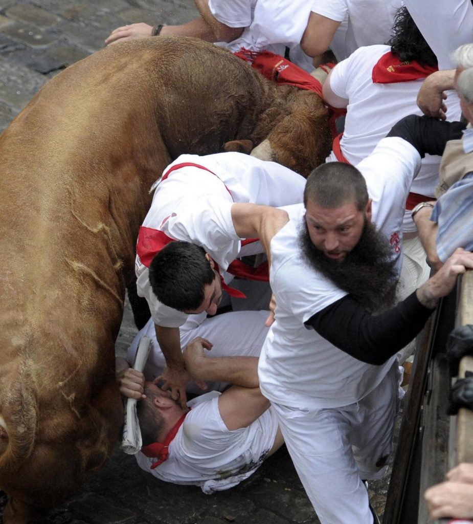 Pamplona Corsa Dei Tori Un Incornato E Feriti Nel Penultimo