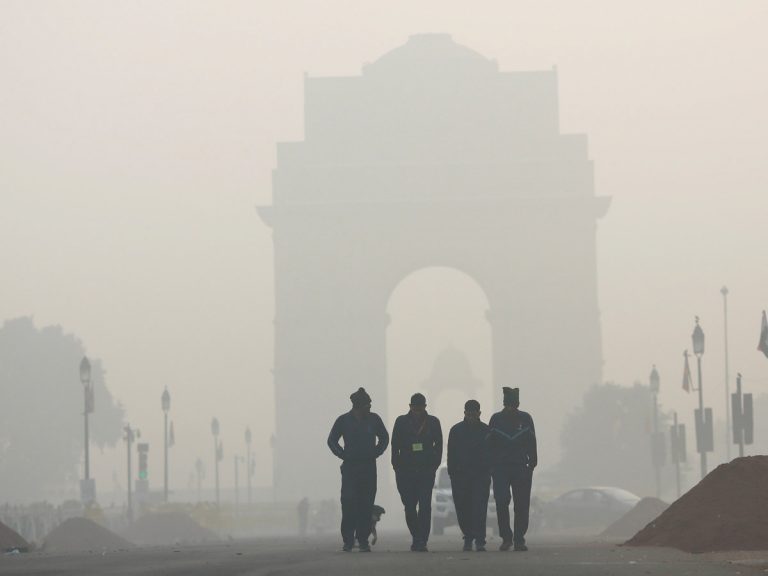 India, I Vigili Del Fuoco Combattono L’inquinamento Atmosferico A Nuova ...