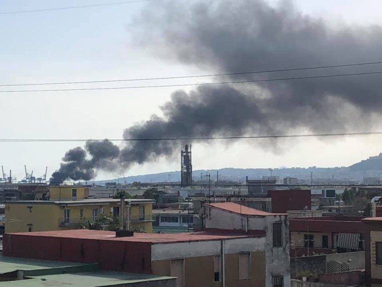 Grande Incendio A Napoli, Enorme Colonna Di Fumo Visibile Da Tutta La ...