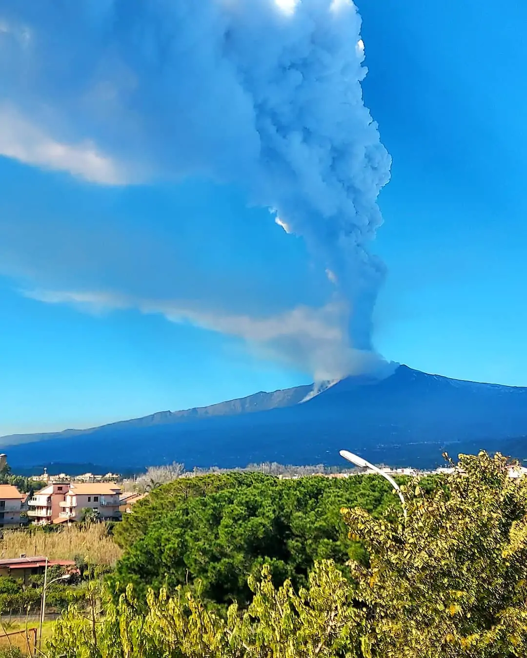 Eruzione Etna Aggiornamento Ingv Cessata La Fontana Di Lava Prosegue