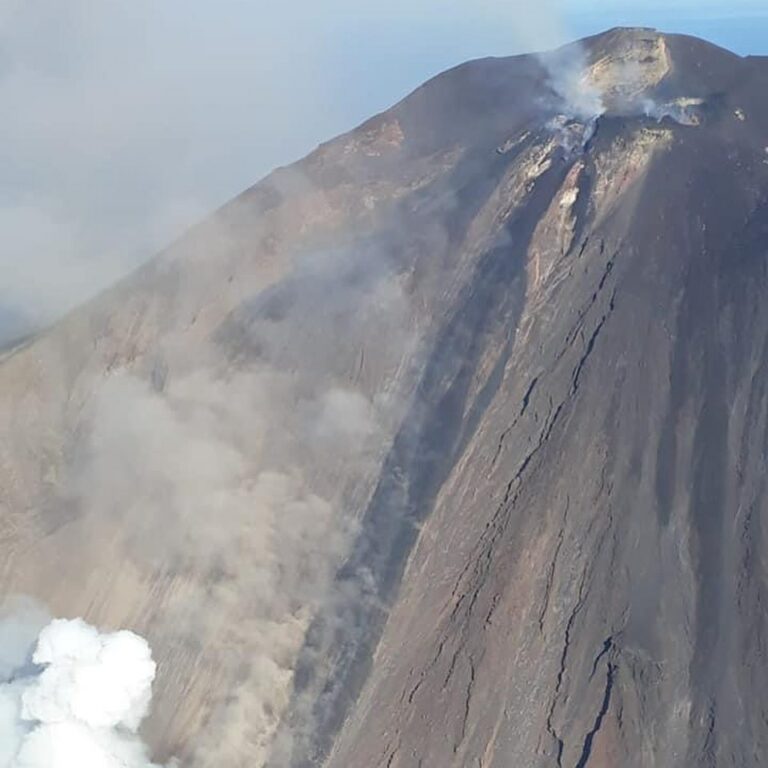 Eruzione Stromboli Anche Oggi Esplosioni Con Lancio Di Brandelli Di