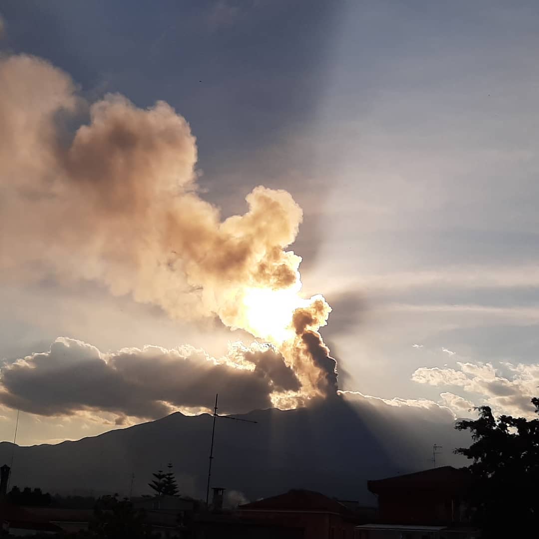 Nuovo Parossismo DellEtna Fontana Di Lava Dal Cratere Di Sud Est