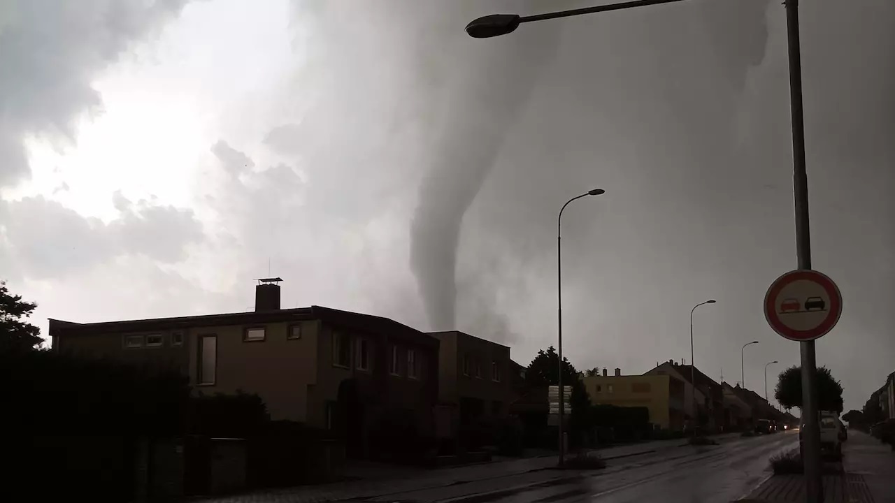 Tornado Colpisce La Regione Di Hodonin In Repubblica Ceca Morti E