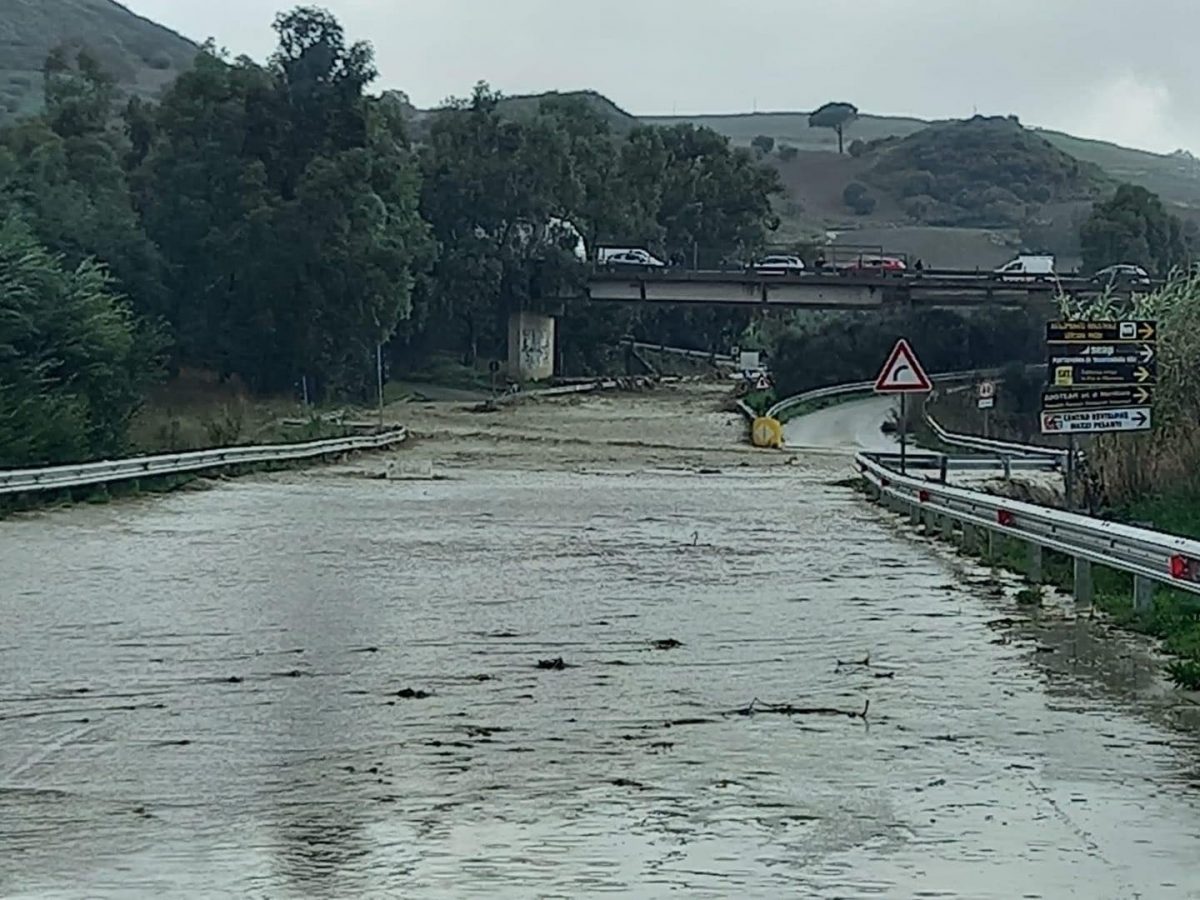 Maltempo In Sicilia Esonda Il Fiume Morello Nel Palermitano Statale