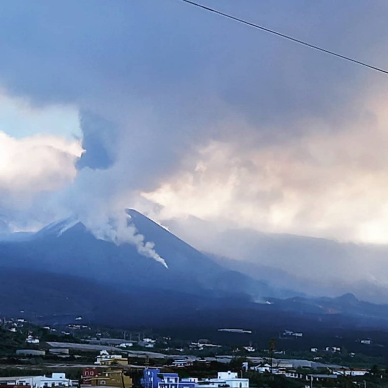 Leruzione Del Vulcano Cumbre Vieja Continua Per L Giorno La Pi