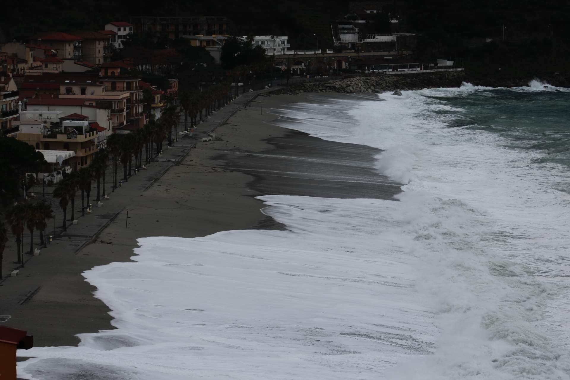 Furiosa Mareggiata Flagella Scilla Lungomare Devastato Foto E Video