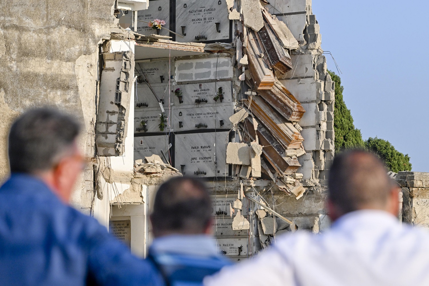 Nuovo Crollo Nel Cimitero Di Napoli Bare In Bilico E Salme Visibili Foto