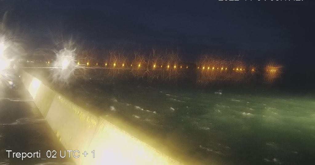 Maltempo In Veneto A Venezia Attivato Il Mose Mareggiata A Bibione Foto