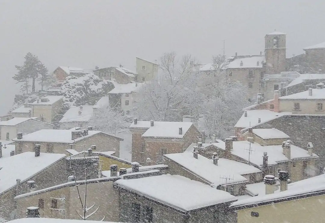 Ovindoli La Nevicata Si Intensifica Nella Notte Le Foto In Diretta