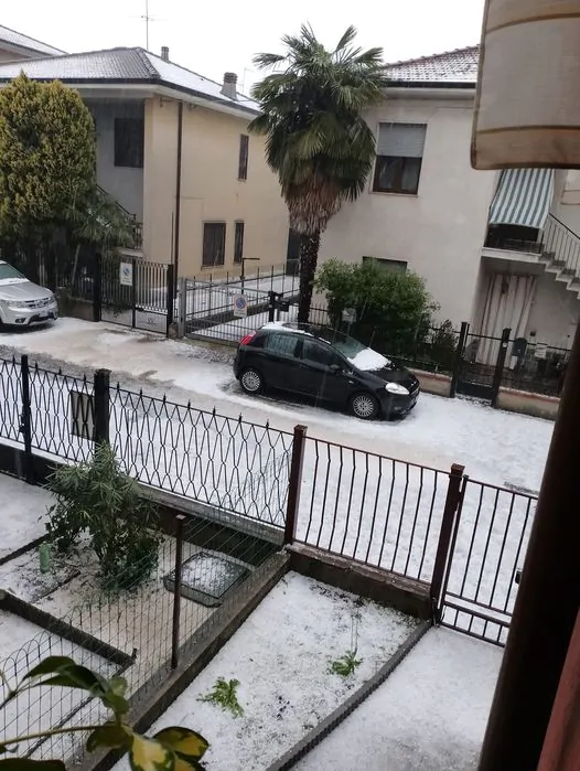 Maltempo Lombardia Violenta Grandinata Nel Milanese Tutto Bianco A