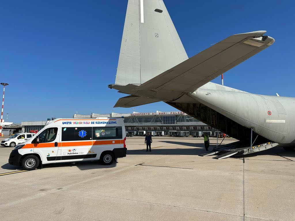 Aeronautica Militare Trasporta Bambino In Pericolo Di Vita A Bordo Di