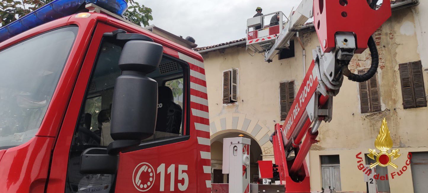 Maltempo Toscana Vento A Viareggio Serre Scoperchiate E Albero Caduto