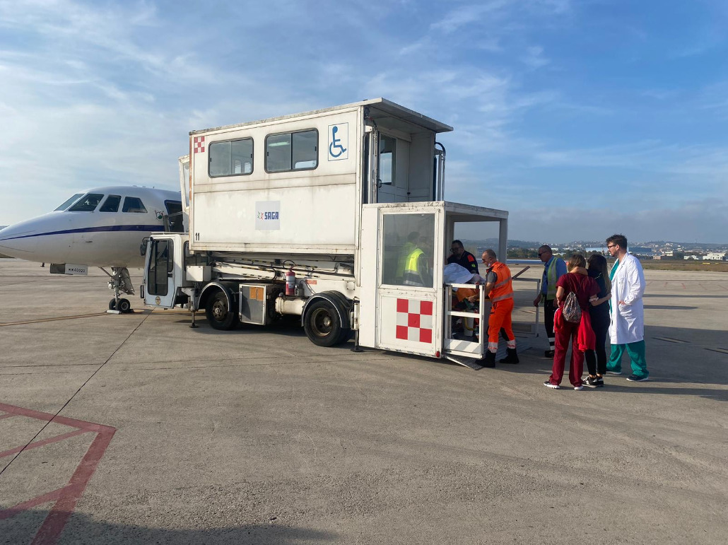 Uomo In Pericolo Di Vita Per Un Problema Cardiaco Trasportato Con Volo