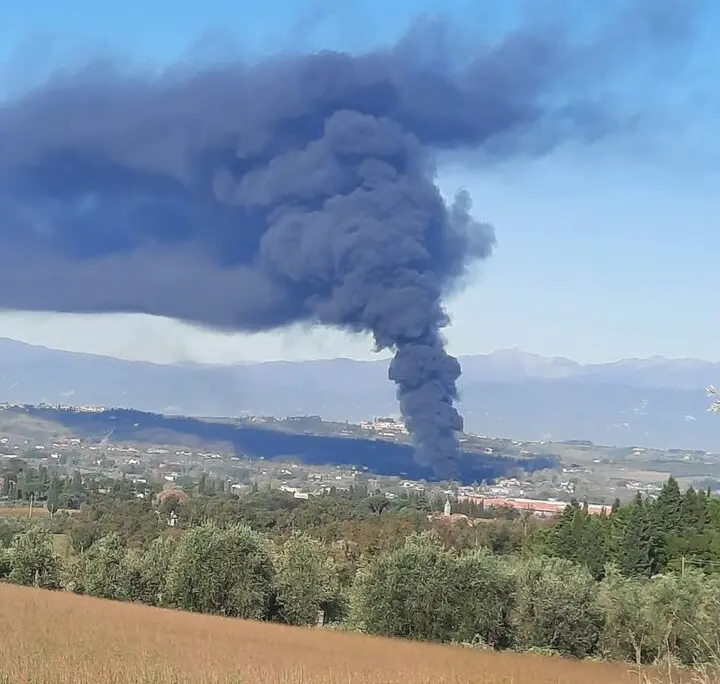 Grosso Incendio In Un Deposito Di Gomme A Empoli Persone In Ospedale