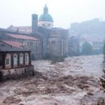 Allerta Meteo, lo scirocco spezza l’Italia in due: piogge alluvionali al Nord/Ovest, caldo estivo al Centro/Sud [MAPPE]