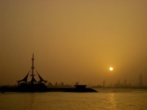 Cielo offuscato dalla polvere desertica sopra l'area portuale di Kuwait City dpo una delle tante giornate "roventi"