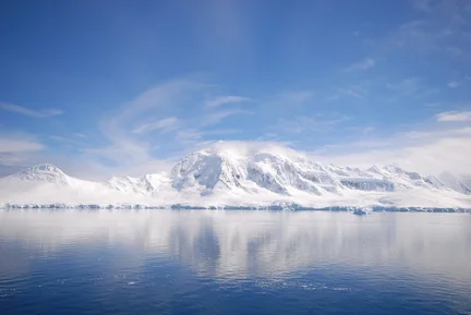 L'Antartide è uno dei luoghi più freddi e inospitali della terra, vera  patria della neve e del gelo, con temperature che possono essere inferiori  a 50 gradi sotto lo zero e condizioni