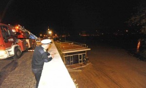 Barconi alla deriva sul Tevere s'incagliano tra le arcate di Ponte Milvio foto proto