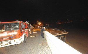 Barconi alla deriva sul Tevere s'incagliano tra le arcate di Ponte Milvio foto proto