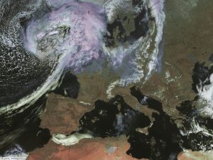 Si notano le nuvole basse e le nebbie ad est di Gibilterra, sul mar di Alboran