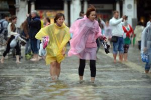 VENEZIA 16/05/13 - Alta Marea fuori stagione per la gioa dei turisti.