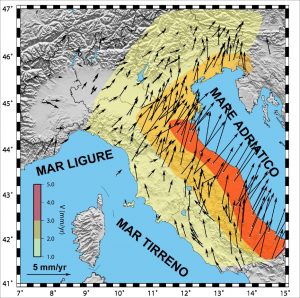 Figura 4. Velocità orizzontali medie dei siti GPS nel periodo 2001-2012. Le frecce indicano la velocità dei siti rispetto alla placca euroasiatica. La parte orientale della penisola italiana registra movimenti di almeno 5 mm all’anno in direzione nord-est (da Mantovani et alii, 2013)