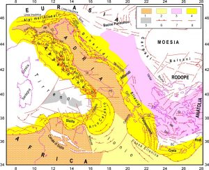 Figura 5. Il quadro tettonico nell’area mediterranea centrale. 1 = dominio continentale Africa-Adriatico, con la “microplacca” Adria che si incunea in Pianura Padana; 2 = dominio oceanico ionico; 3 = fascia metamorfica anaoltica-egea-balcanica; 4 = principali fasce orogeniche; 5 = piana batiale del bacino tirrenico; 6-7-8 = principali lineamenti tettonici compressionali, estensionali e trascorrenti (da Mantovani et alii, 2013)