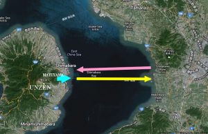 Lo schema dello tsunami del 1792. La freccia celeste rappresenta l’enorme frana che si stacca dal monte Mayuyama e precipita in mare. La freccia gialla indica il movimento delle onde, alte fino a 10 metri, generate dal movimento franoso: si dirigono ad est e colpiscono la costa orientale della baia di Ariake. La freccia rosa indica invece il percorso delle onde “di ritorno” le quali, come se “rimbalzassero”, tornano indietro, vero ovest, fino a colpire la città di Shimabara. La catastrofe produsse circa 15mila vittime (da Googlemaps, modificata)