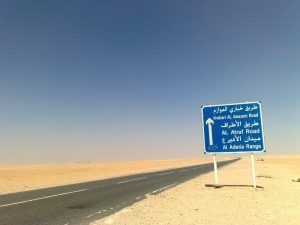 Un tratto del torrido deserto del Kuwait, dove molto spesso d'estate si raggiungono i +50°C all'ombra