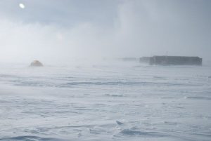 antarctic-base-mountains-storm_12150_600x450