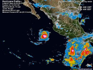 Ecco l'uragano "Dalila" in azione davanti la costa messicana, si nota la dimensione piuttosto ristretta del nucleo centrale