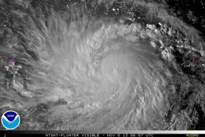 Il super-tifone "Hainyan" durante la fase di intensificazione sopra le caldissime acque del mar delle Filippine (credit NOAA)