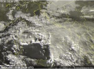 Figura 4: il sistema convettivo a V, in azione tra la Sicilia nord-orientale e la Calabria