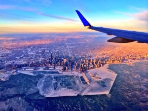 L'impressionante immagine aerea scattata sopra il lago Michigan, davanti Chicago, ghiacciato a seguito delle temperature glaciali