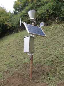 Un pluviometro, lo strumento atto alla misura della quantità di precipitazioni. Si noti il pannello fotovoltaico che genera l’energia di alimentazione, garantendo la funzionalità in qualsiasi condizione meteo. Il dato misurato viene poi trasmesso alla centrale operativa tramite sistema GPRS o satellitare (da Hortus srl)