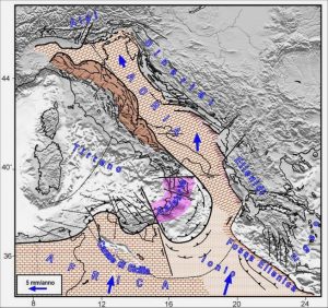 Fig. 4. Schema tettonico dell’area mediterranea centrale, con evidenziata la placca adriatica (Adria) e le zone dove essa interagisce con le strutture laterali, sia ad Est (Ellenidi-Diranidi) che ad Ovest (Calabria ed Appennino). A Sud, Adria è in stretto contatto con il blocco continentale africano mentre a Nord interagisce con la catena alpina, mediante un processo di sottoscorrimento. La parte marrone dell’Appennino indica il settore che, sollecitato da Adria, si muove più velocemente rispetto alla fascia tirrenica della catena (grigia). Le frecce blu indicano il movimento del blocco africano e di Adria rispetto all’Europa