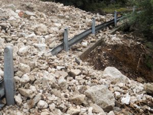 Una delle centinaia di frane che hanno occupato la sede stradale a seguito dell’alluvione del 18.11.2013 in Sardegna. A quasi tre mesi di distanza dalla catastrofe, la viabilità in certe zone del centro isola rimane ancora precaria (foto F. Secchi)